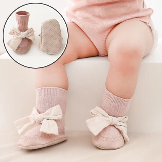 chaussette-bebe-antiderapante-pratique-avec-noeud