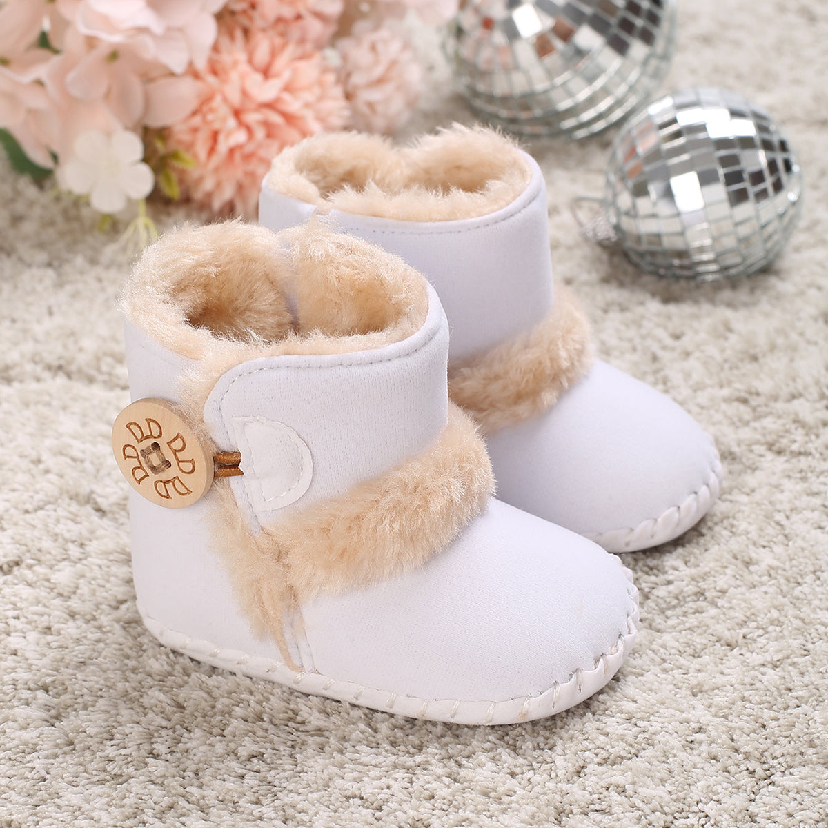 chaussure-bebe-d-hiver-couleur-blanche-avec-fourrure