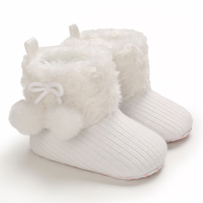 chaussure-bebe-d-hiver-couleur-blanche-avec-pompom